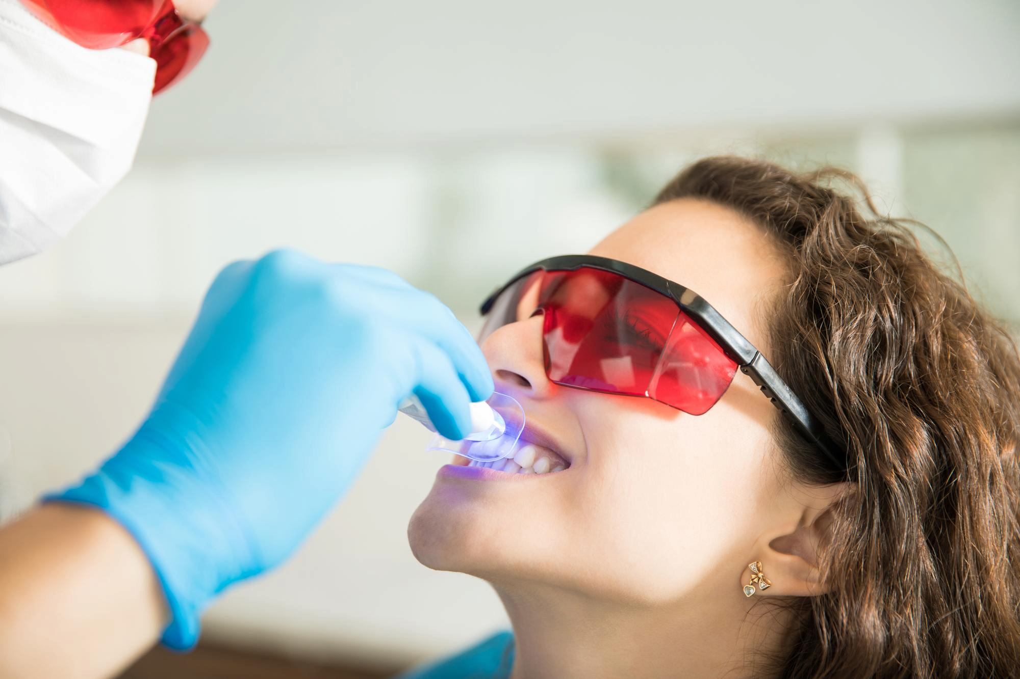 Achieve a Dazzling Smile with Professional Teeth Whitening with Puri Dentistry in Oxnard, CA.