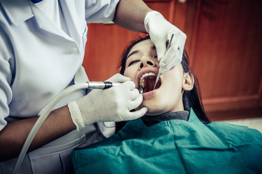 Dentists treat patients' teeth near me